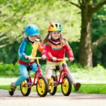 dzieci na rowerku biegowym